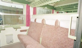Przedział klasy II w wagonie osobowym typu 111A, 1995. Fot....